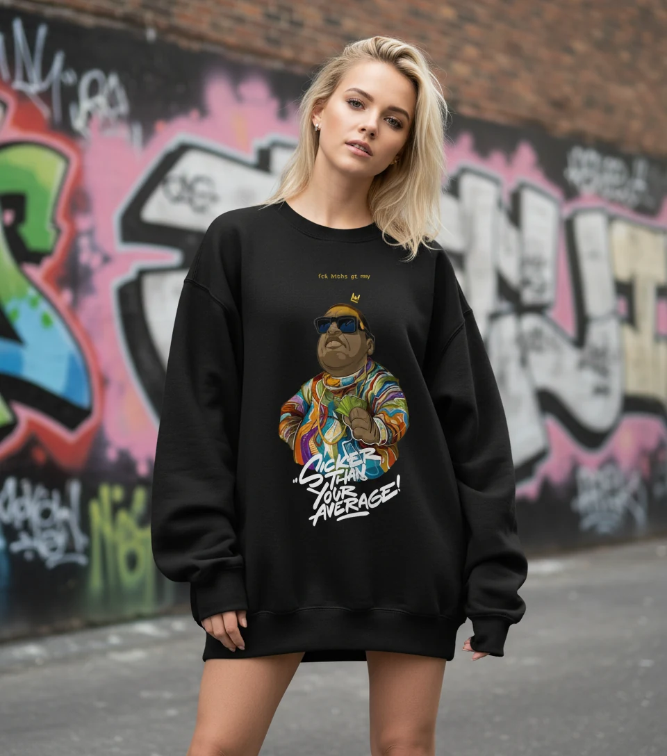 Model trägt den schwarzen Biggie Sweater von fckbtchsgtmny